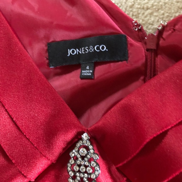 Elegant Red Jones & Co rushed dress size 4 bling - Picture 4 of 7